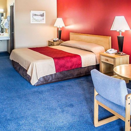 Super 8 By Wyndham Sandusky Exterior photo