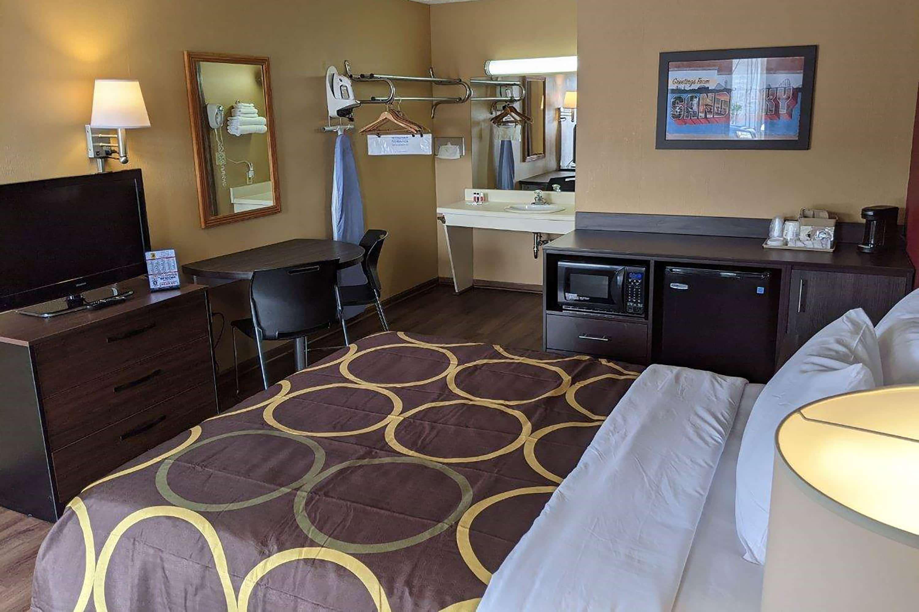 Super 8 By Wyndham Sandusky Exterior photo