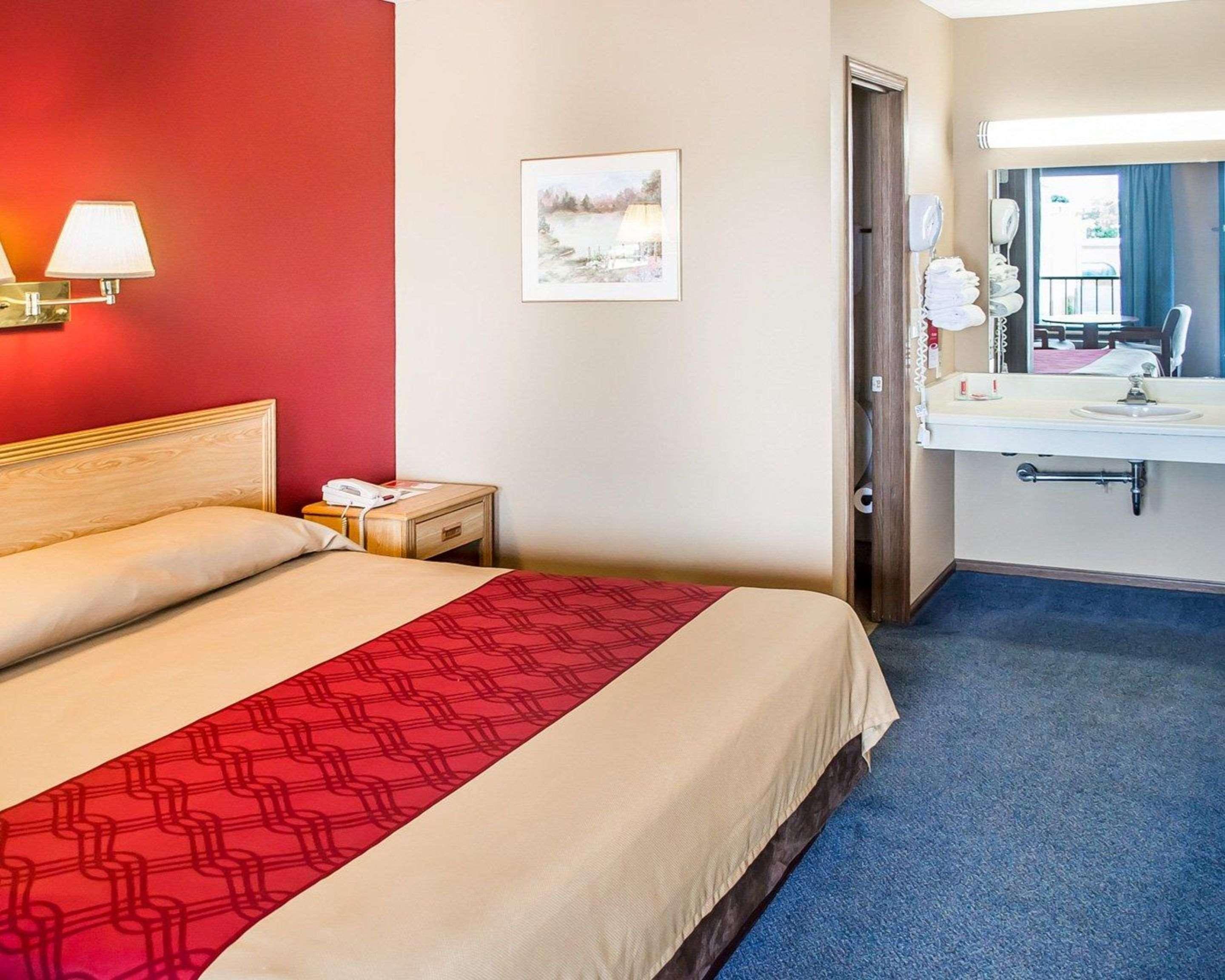 Super 8 By Wyndham Sandusky Exterior photo